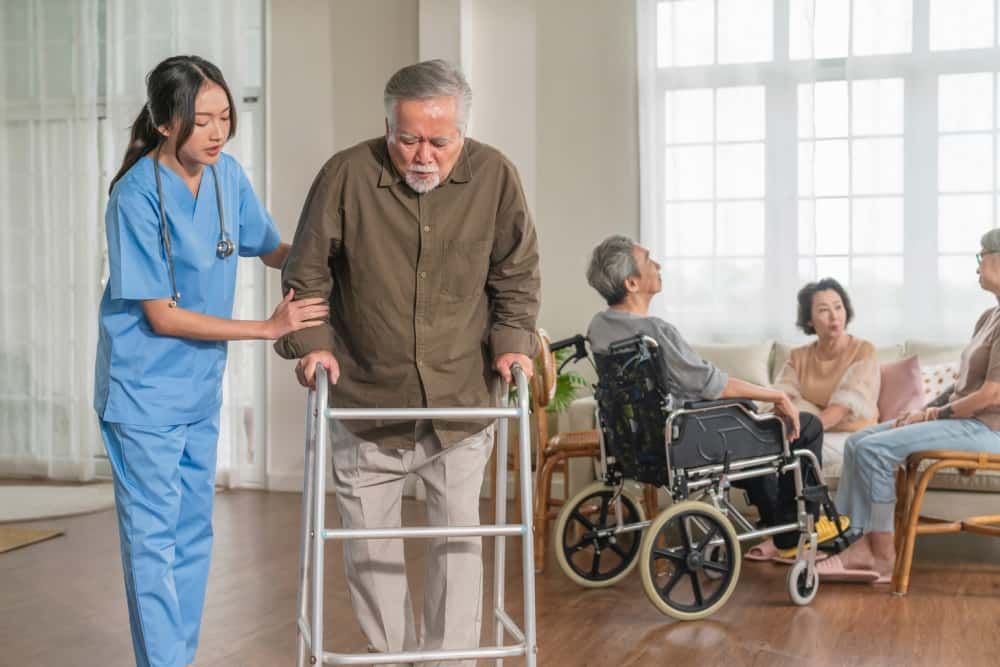 8 Tips to Choose the Right Senior Daycare Center